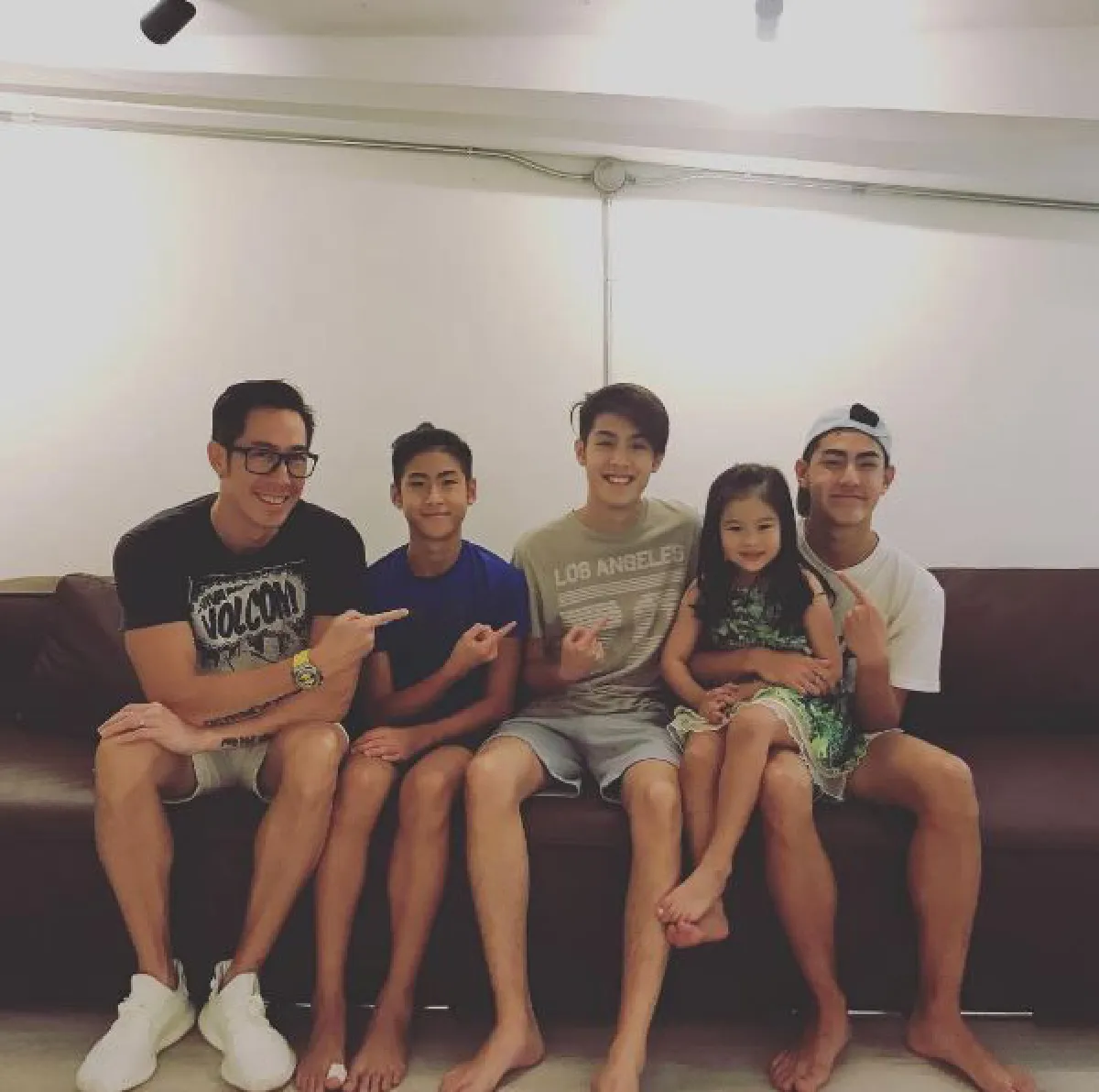 สาวๆอิจฉา! รวมภาพน่ารักของ น้องณิริน กับ 3 หนุ่มหล่อบ้านวรรธนะสิน