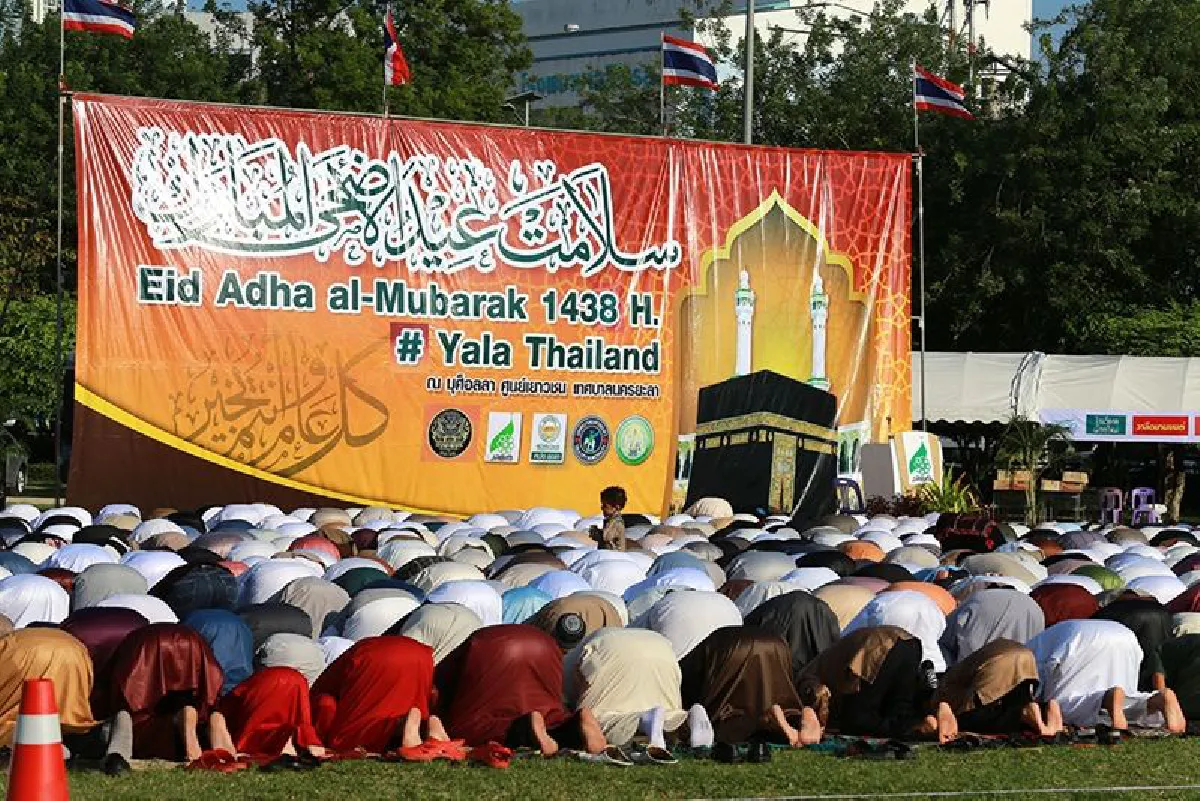 ชาวไทยมุสลิมร่วมละหมาดวันฮารีรายอ