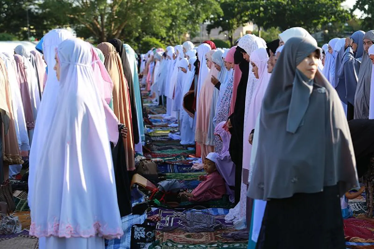 ชาวไทยมุสลิมร่วมละหมาดวันฮารีรายอ