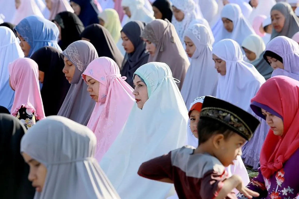 ชาวไทยมุสลิมร่วมละหมาดวันฮารีรายอ