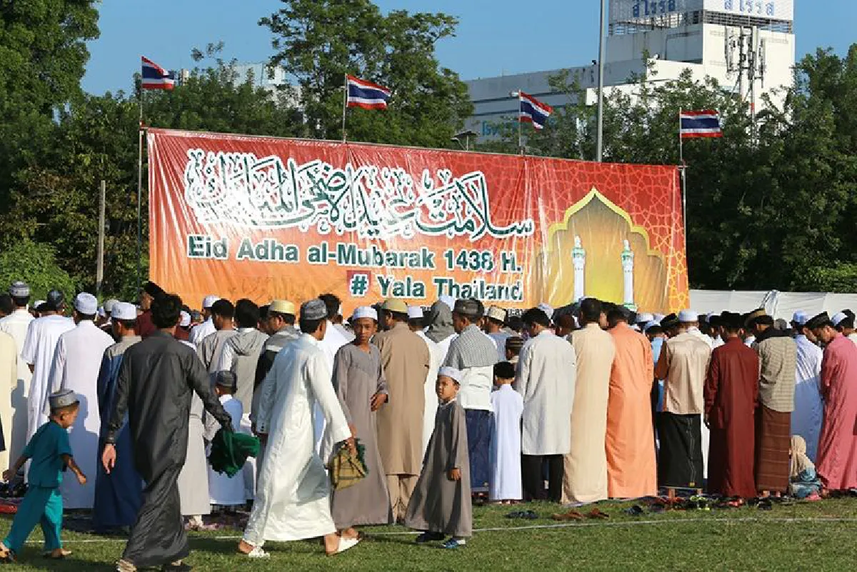 ชาวไทยมุสลิมร่วมละหมาดวันฮารีรายอ