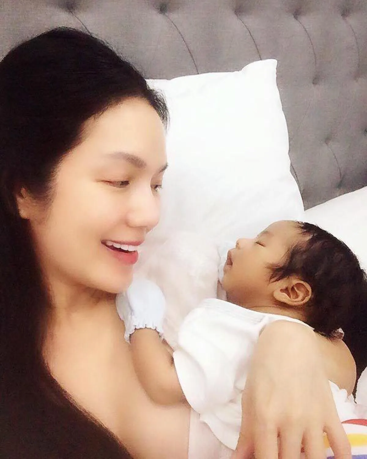 ภาพสุดอบอุ่น อ๋อม สกาวใจ-น้องจอมทัพ สายใยรักจากแม่สู่ลูก