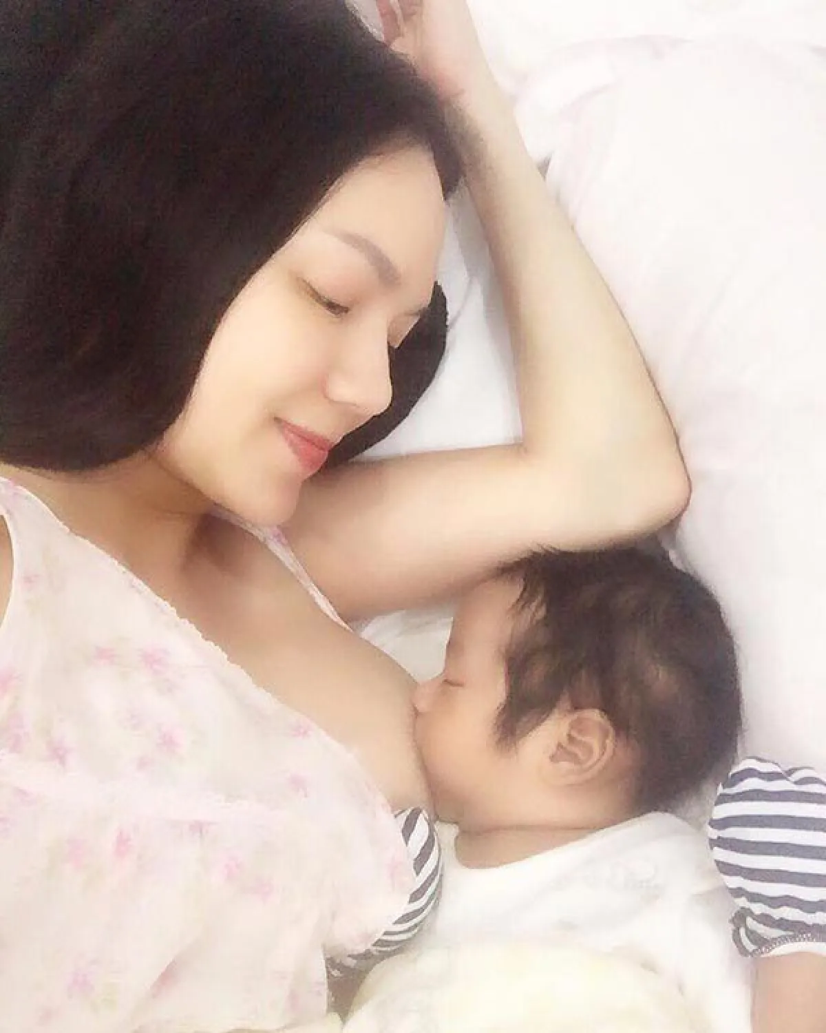 ภาพสุดอบอุ่น อ๋อม สกาวใจ-น้องจอมทัพ สายใยรักจากแม่สู่ลูก