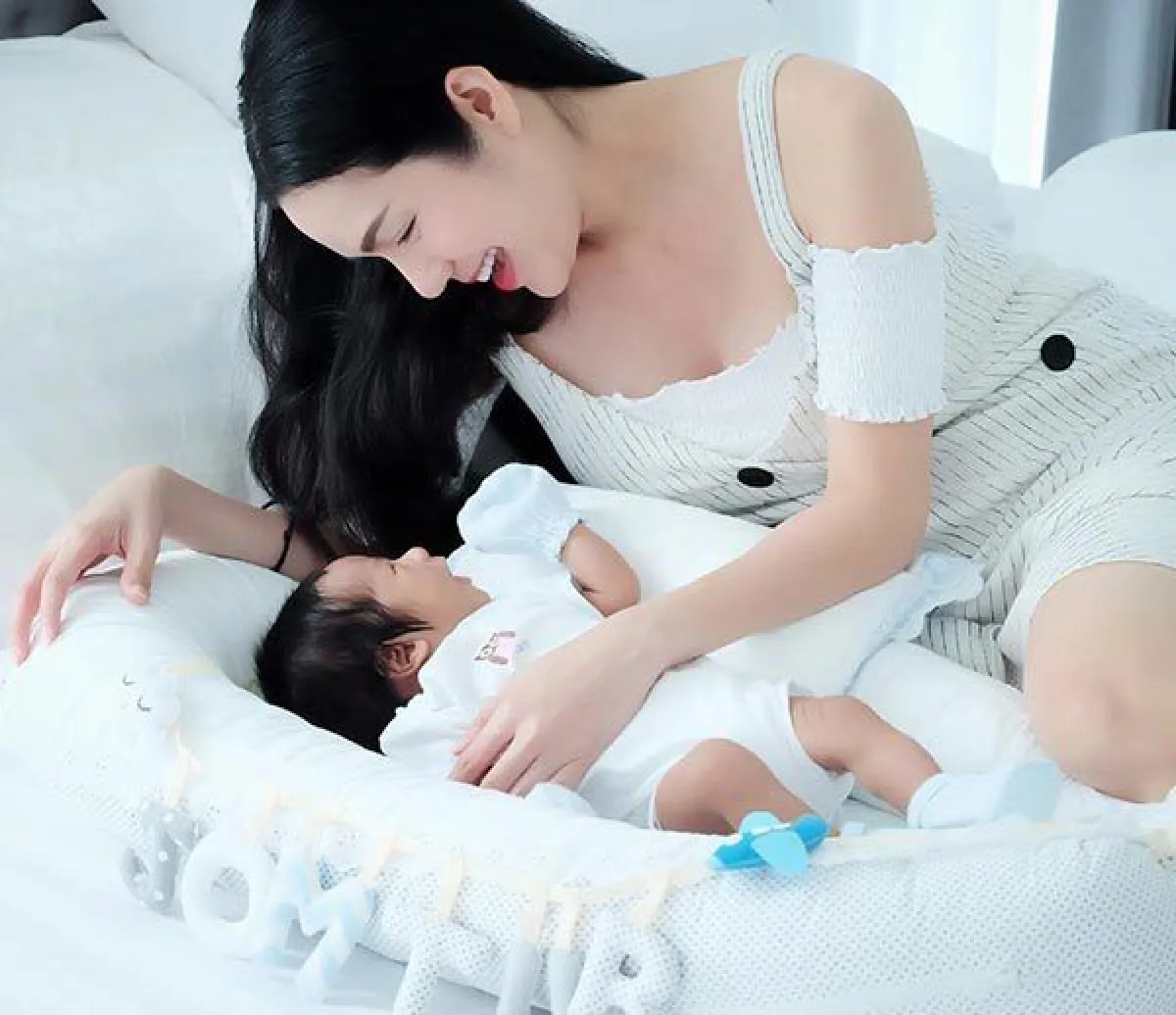 ภาพสุดอบอุ่น อ๋อม สกาวใจ-น้องจอมทัพ สายใยรักจากแม่สู่ลูก
