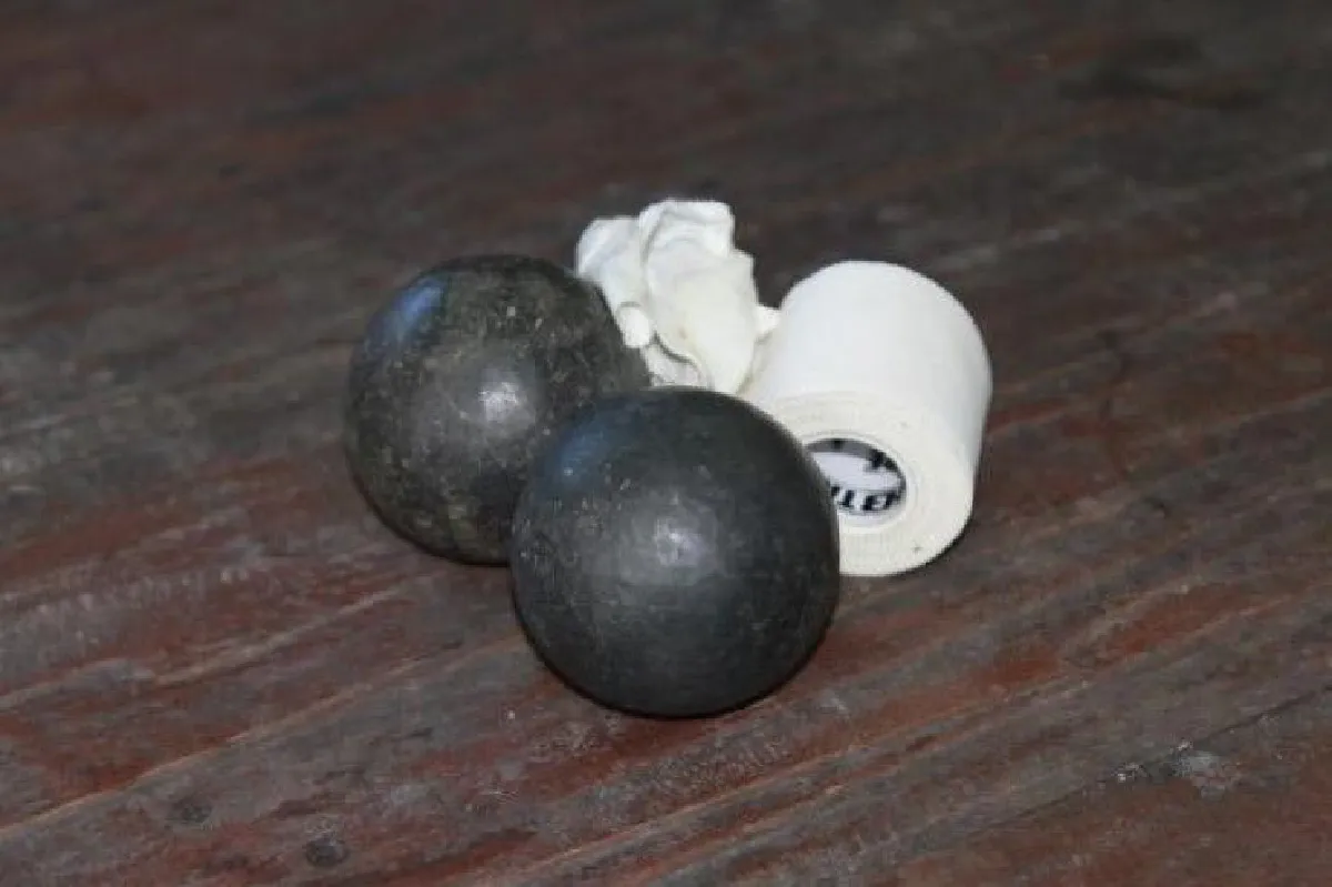 อุทาหรณ์! หนุ่ม "เผาลูกเปตอง" หวังให้มันวาว-โยนแม่นขึ้น สุดท้ายระเบิดใส่หน้าดับอนาถ