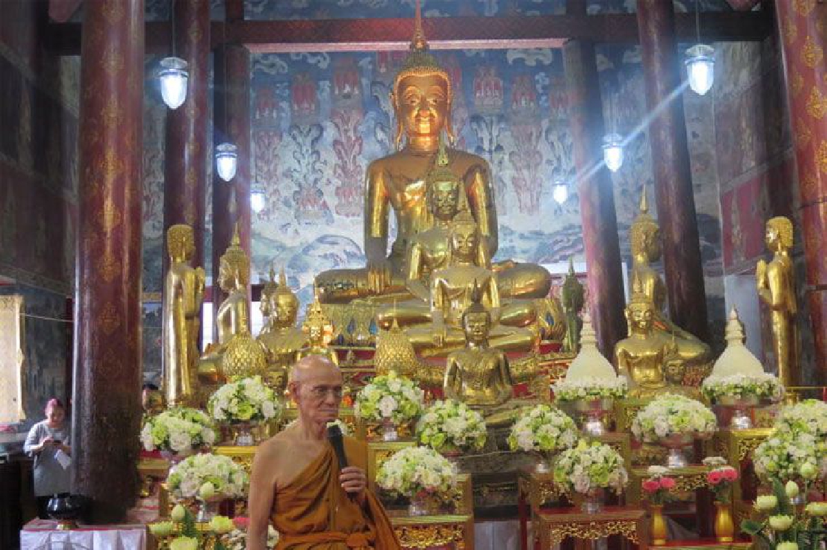 เจ้าอาวาสวัดใหญ่อินทาราม เชิญชมภาพจิตรกรรมในโบสถ์ที่แฝงปริศนา เจ้าอาวาสวัดใหญ่อินทาราม เชิญชมภาพจิตรกรรมในโบสถ์ที่แฝงปริศนา