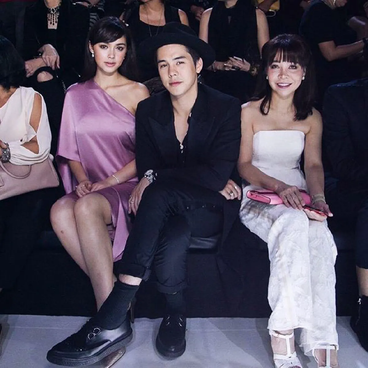 หวานให้โลกรู้! พีช พชร ขโมยจุ๊บ แพทริเซีย กลางแคทวอล์ค