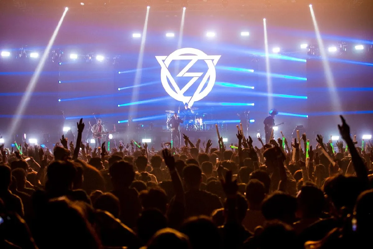 คอนเสิร์ตใหญ่ โลโมโซนิค ศิลปินบ้าพลังที่เล่นสดได้มันส์ที่สุด