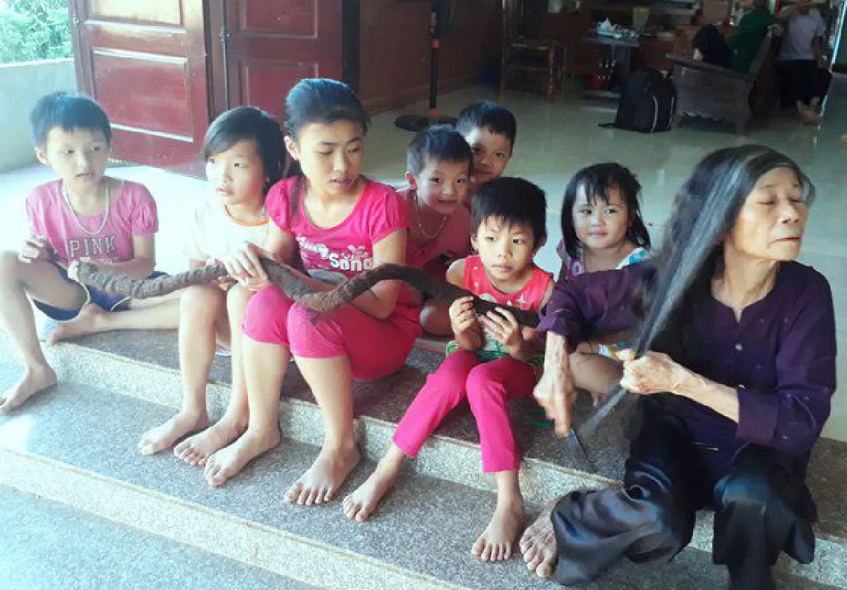 คุณยายชาวเวียดนามไม่ตัดผมนาน 22 ปี จนมีผมยาวกว่า 3 เมตร
