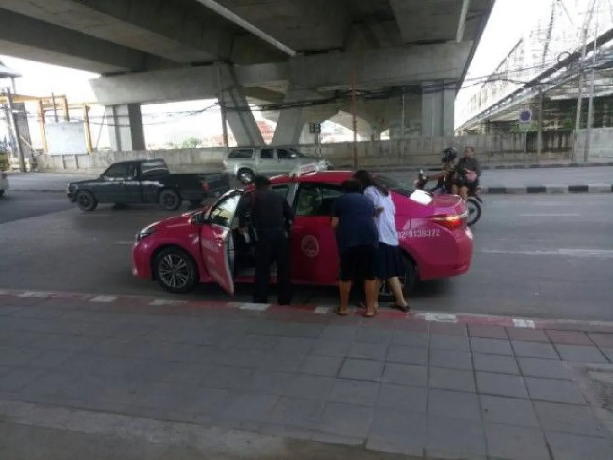 ตำรวจ ปลอบวัยรุ่นนั่งร้องไห้กลางสะพาน ก่อนส่งครอบครัว