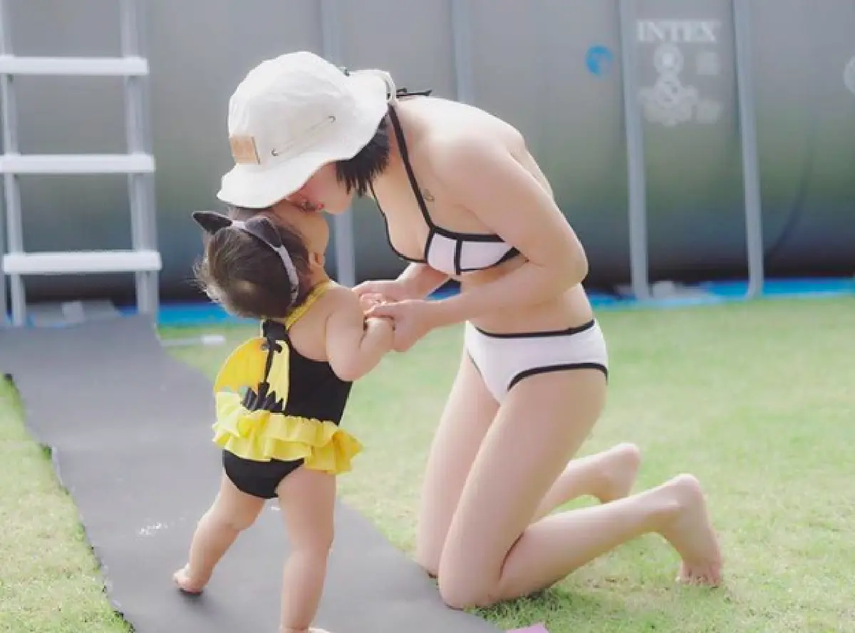 มีลูกแล้วก็แซ่บได้! รวมคุณแม่ซุปตาร์นุ่งบิกินี่อวดหุ่นเป๊ะริมทะเล
