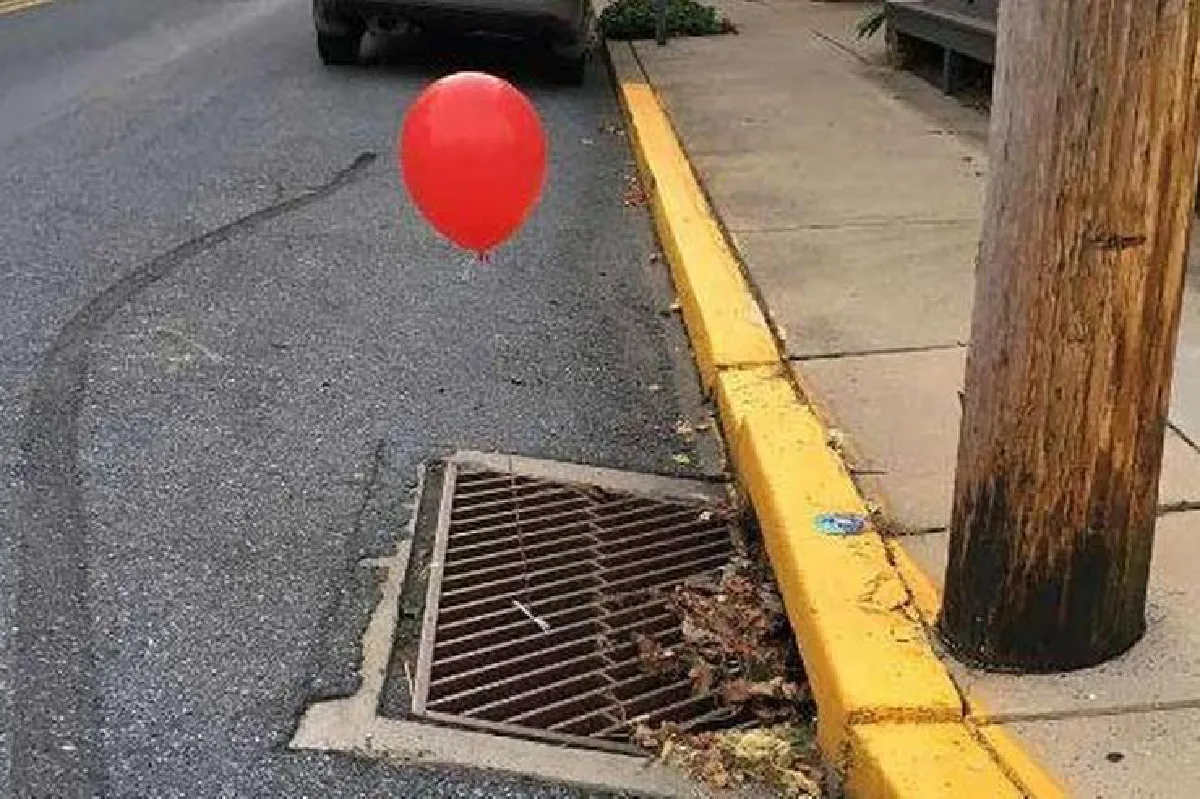 ไม่ตลก! เมื่อลูกโป่งสีแดงสุดหลอน ‘โผล่จากท่อ’ ระบาดทั่วเมือง