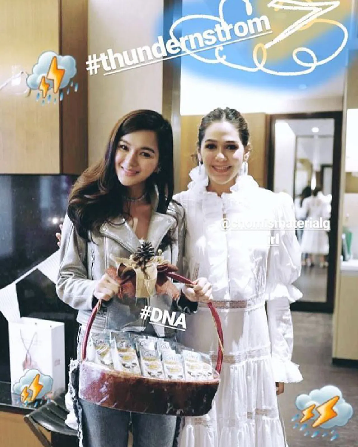 เหล่าคนดังแห่เยี่ยมหลานแฝดซุปตาร์ น้องสายฟ้า-พายุ
