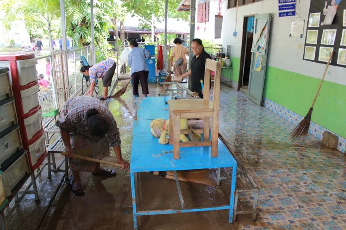 พิษณุโลกฝนตกหนักน้ำป่าท่วมโรงเรียนปิดสอน1วัน