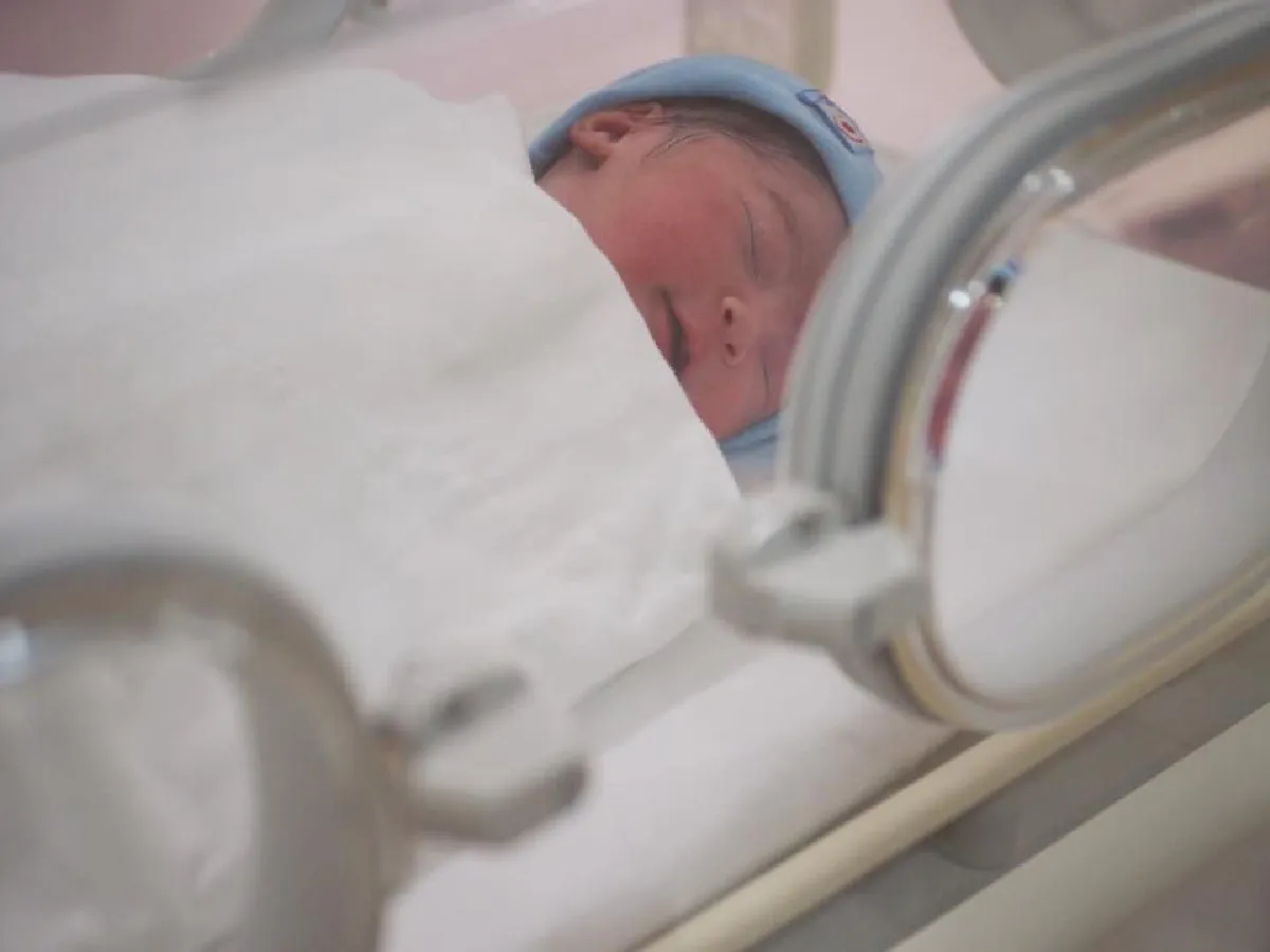 คลอดแล้วจ้า! น้องสปูน ลูกชายคนแรกของ แมงปอ ชลธิชา