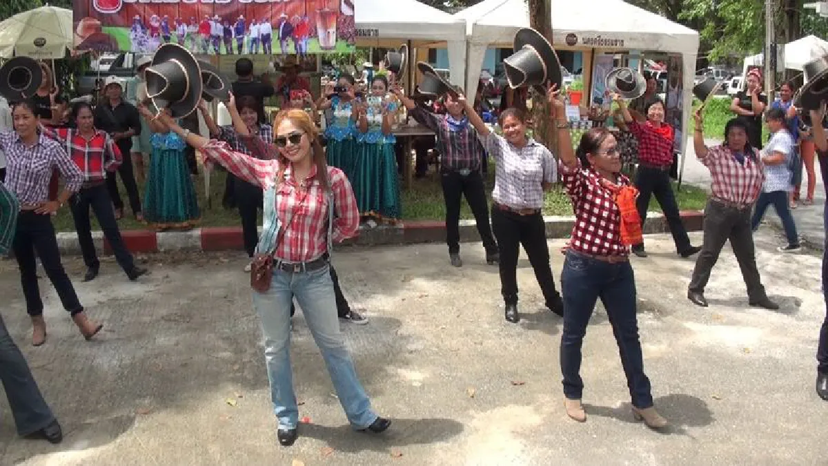 สท.สาวจัดธีมคาวเกิร์ลเต้นเปิดงานตลาดนัดชุมชน