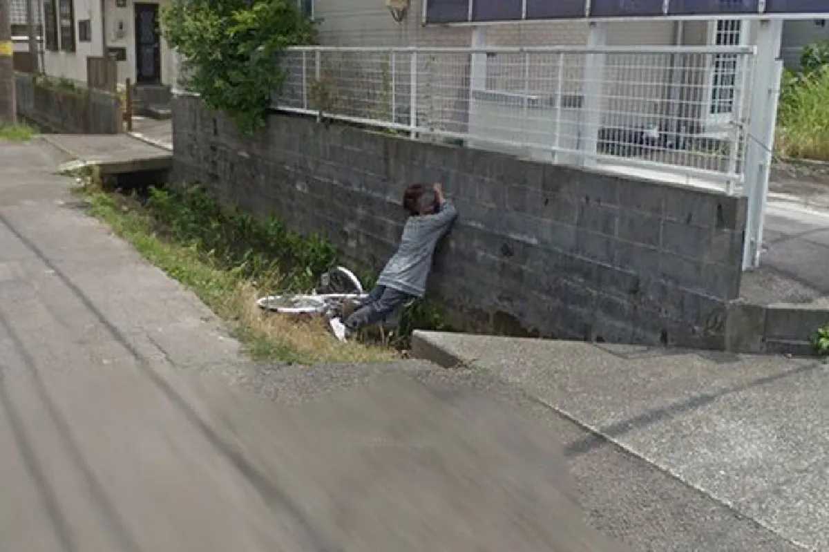 เมื่อ Google Street View จับภาพ ‘คุณป้าชาวญี่ปุ่นปั่นจักรยานตกร่องน้ำ’