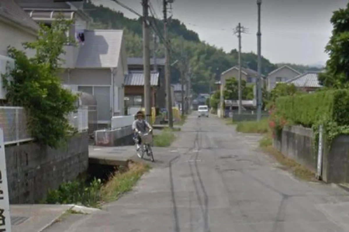 เมื่อ Google Street View จับภาพ ‘คุณป้าชาวญี่ปุ่นปั่นจักรยานตกร่องน้ำ’