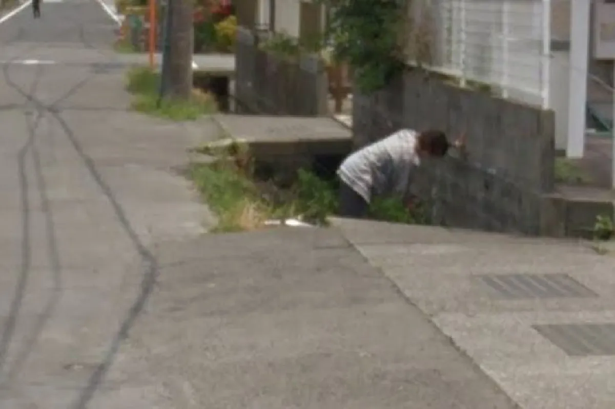 เมื่อ Google Street View จับภาพ ‘คุณป้าชาวญี่ปุ่นปั่นจักรยานตกร่องน้ำ’