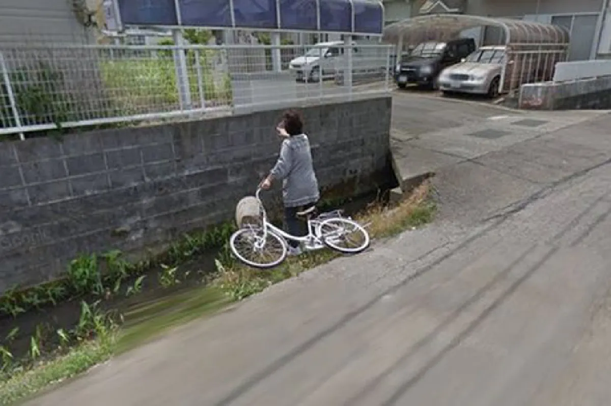 เมื่อ Google Street View จับภาพ ‘คุณป้าชาวญี่ปุ่นปั่นจักรยานตกร่องน้ำ’