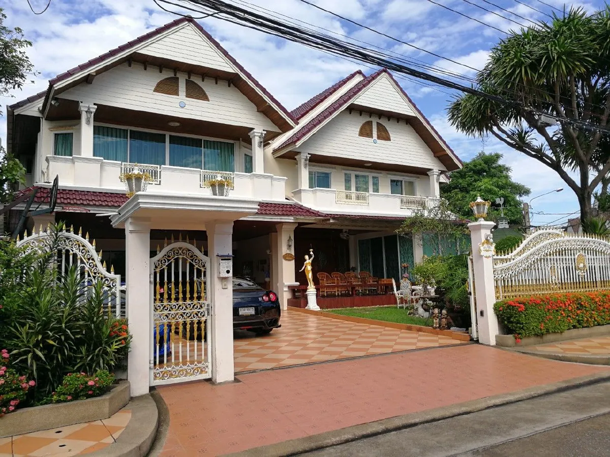 ส่องบ้านสุดหรู แก้มบุ๋ม ปรียาดา โชว์ของสะสมตุ๊กตาบลายธ์กว่า 40 ตัว