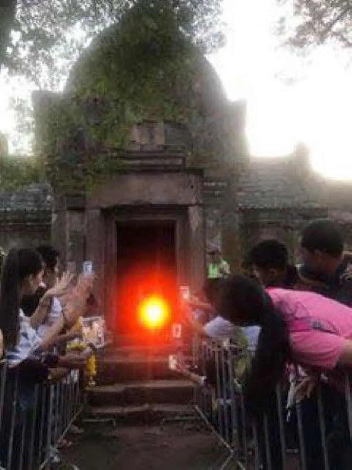 เผยภาพแสงอาทิตย์ลอด 15 ช่องประตู ปราสาทพนมรุ้ง