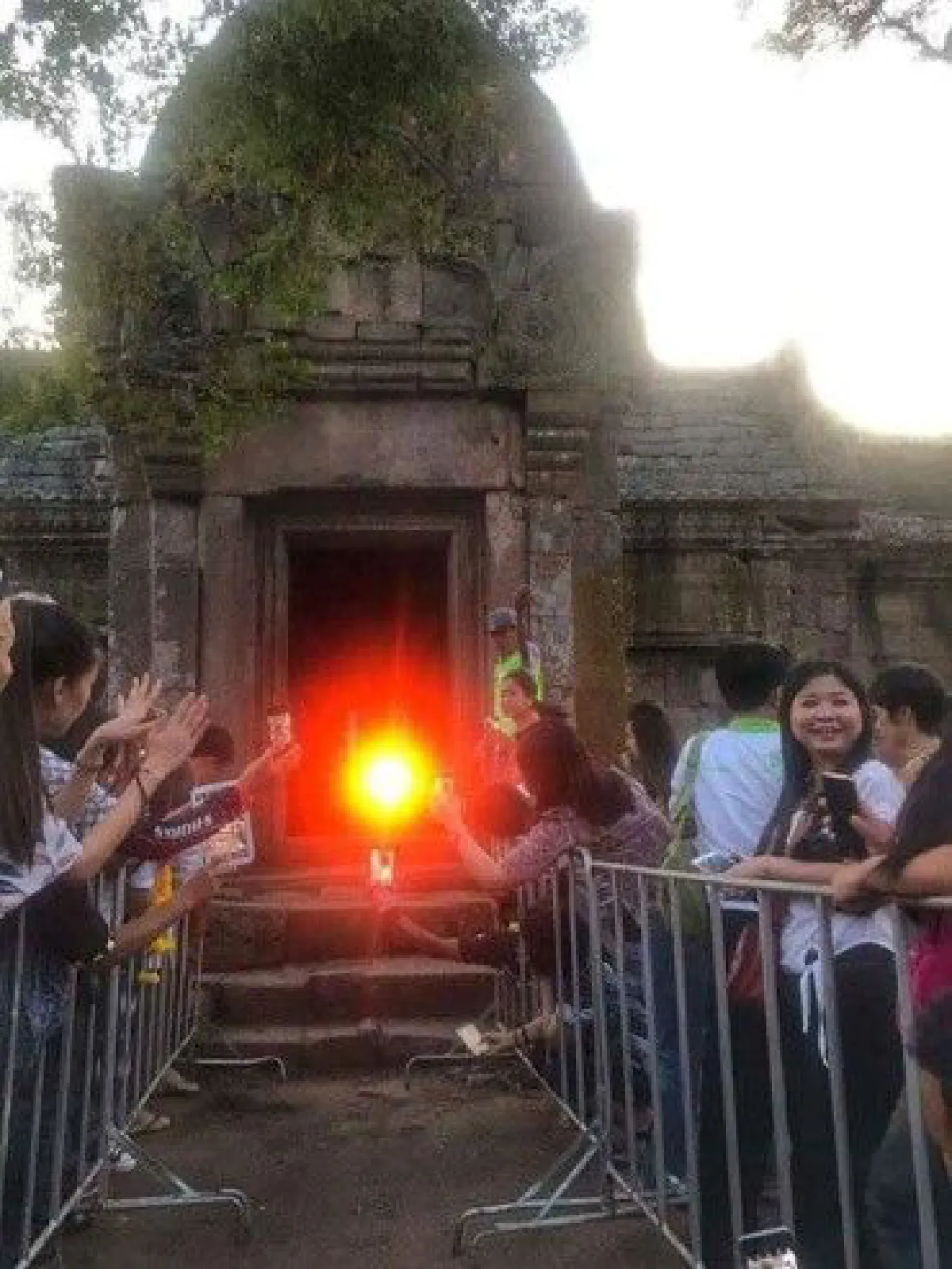 เผยภาพแสงอาทิตย์ลอด 15 ช่องประตู ปราสาทพนมรุ้ง