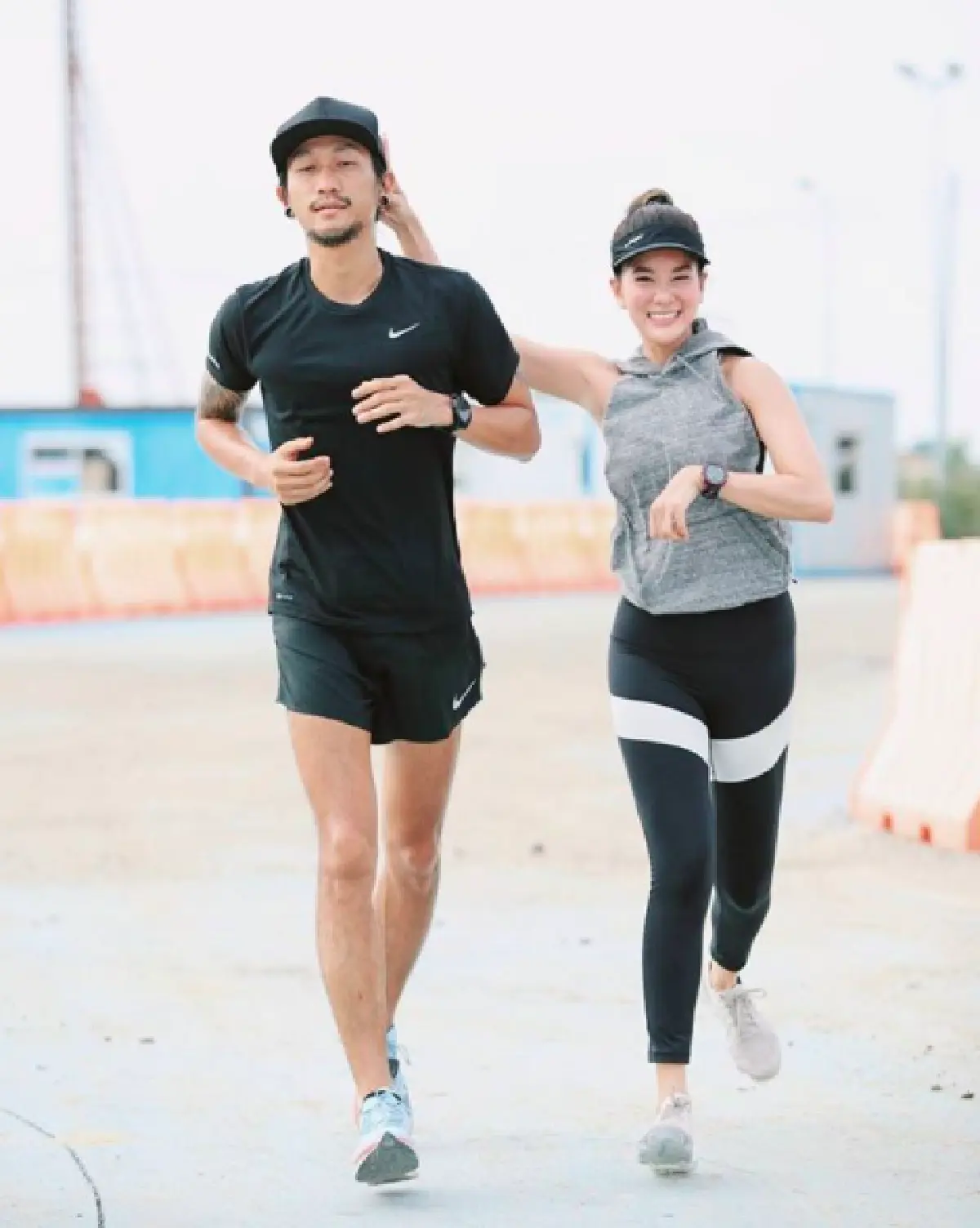 คู่รักสายสตรอง “ตูน-ก้อย” พากันวิ่งฮาล์ฟมาราธอน