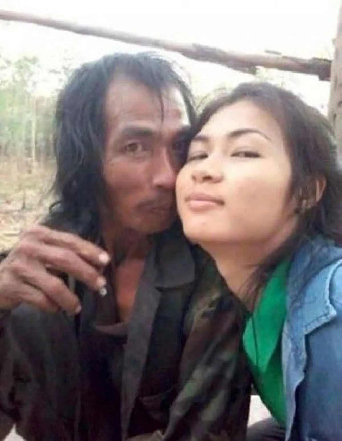 ชื่นชมหญิงสาวยอดกตัญญู ดูเเลคุณพ่อสติไม่ดี บอก "ไม่เคยอาย สัญญาขอดูเเลตลอดไป"
