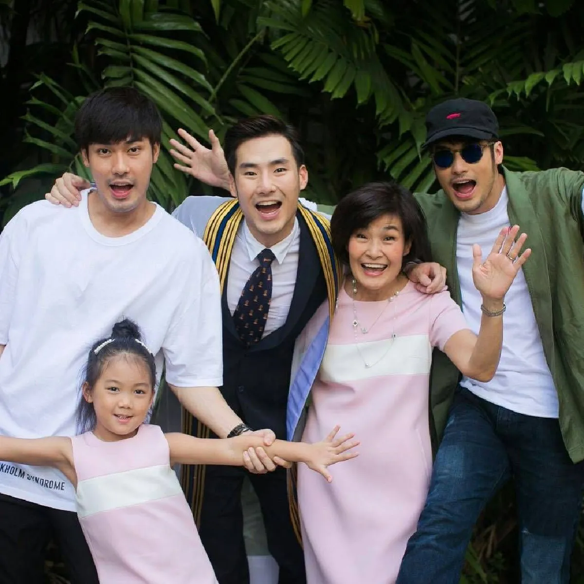รวมชอตน่ารักของบ้าน “ฉัตรบริรักษ์” หลัง “ภัทร” คว้าป.โทสำเร็จ