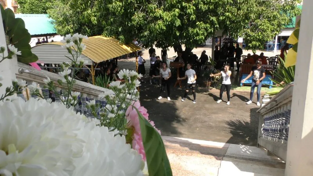 แดนเซอร์เต้นหน้าศพอาลัยเพื่อนสาวประเภทสอง