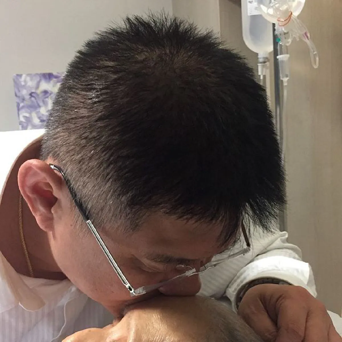 สรยุทธ โพสต์ภาพแรก! รุดเยี่ยมคุณแม่ป่วยหนักที่โรงพยาบาล