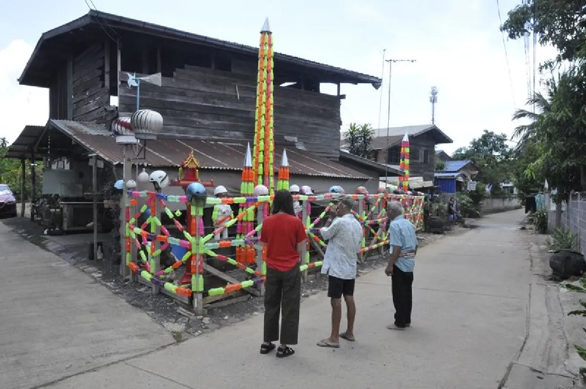 บรรเจิดเพริศแพร้วรั้วบ้านเรืองแสงแหล่งท่องเที่ยวใหม่ชุมชน