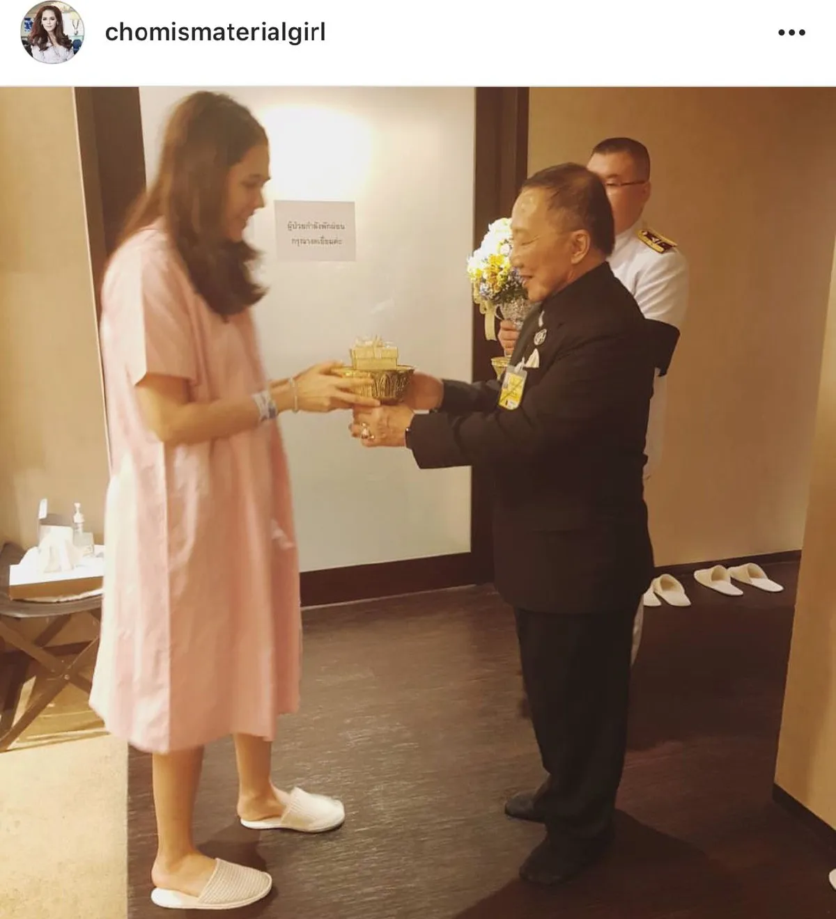 พระองค์โสมฯ ประทานของขวัญ-แจกันดอกไม้ รับขวัญลูกแฝดชมพู่