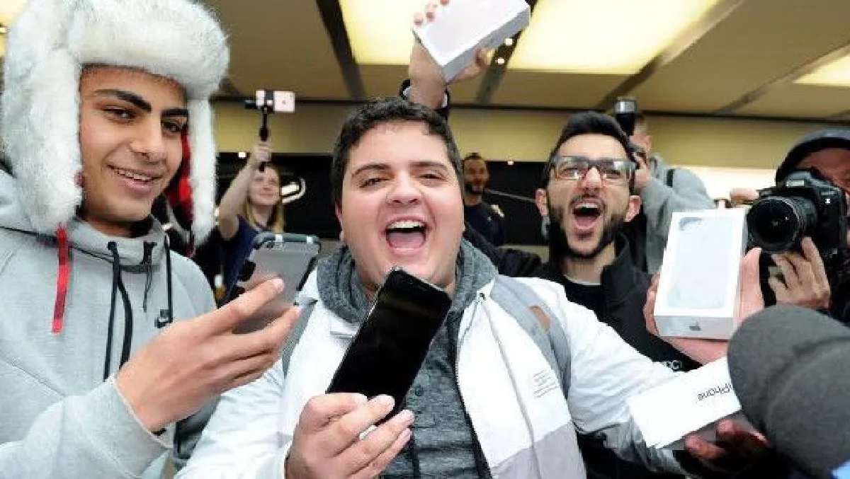 สื่อนอกเผย สาวกไอโฟนตั้งแคมป์รอ Iphone 8 ล่วงหน้าถึง 10วัน