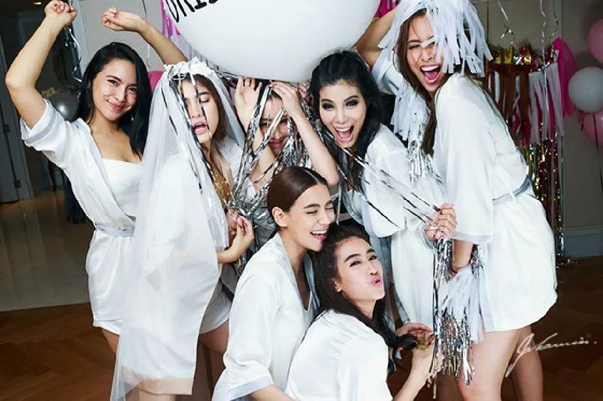 แก๊งเพื่อนสาวจัดเต็มความเซ็กซี่ ร่วมปาร์ตี้สละโสด มาร์กี้ ราศรี