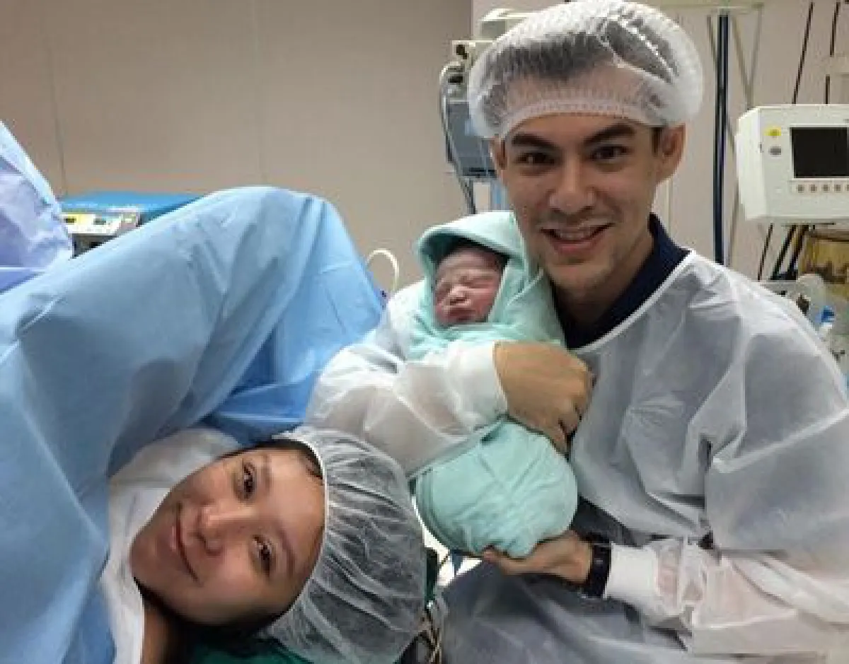 คลอดปุ๊บถ่ายปั๊บ...ช็อตประทับใจในห้องคลอดของพ่อแม่ซุปตาร์