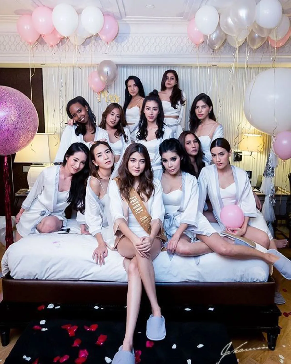 แก๊งเพื่อนสาวจัดเต็มความเซ็กซี่ ร่วมปาร์ตี้สละโสด มาร์กี้ ราศรี