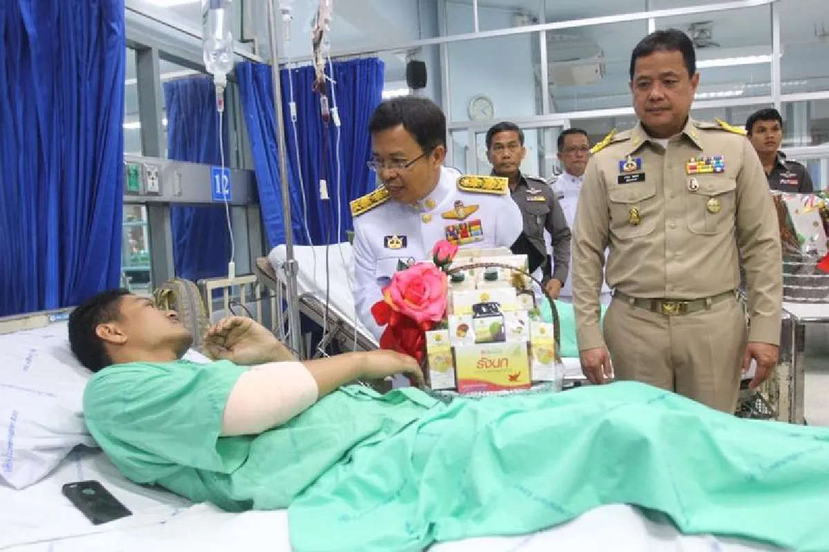 เชิญแจกันดอกไม้-ตระกร้าพระราชทานเยี่ยมเหยื่อบึ้ม
