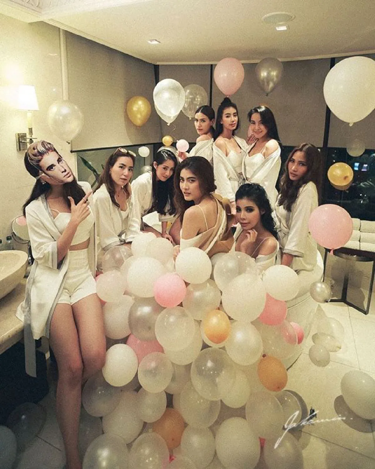 แก๊งเพื่อนสาวจัดเต็มความเซ็กซี่ ร่วมปาร์ตี้สละโสด มาร์กี้ ราศรี