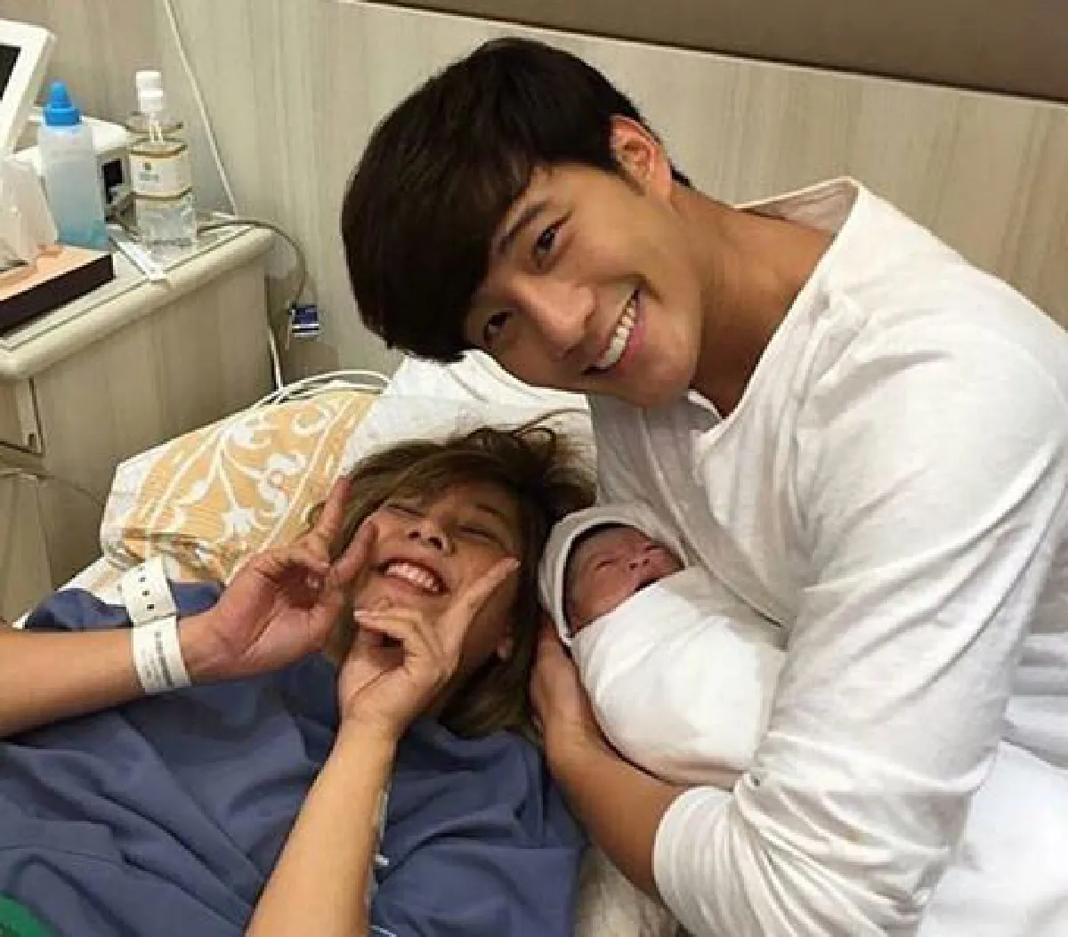 คลอดปุ๊บถ่ายปั๊บ...ช็อตประทับใจในห้องคลอดของพ่อแม่ซุปตาร์