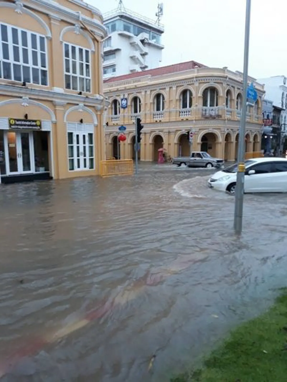 ฝนถล่มภูเก็ตดินสไลด์โรงแรมกำลังสร้างพังครืน