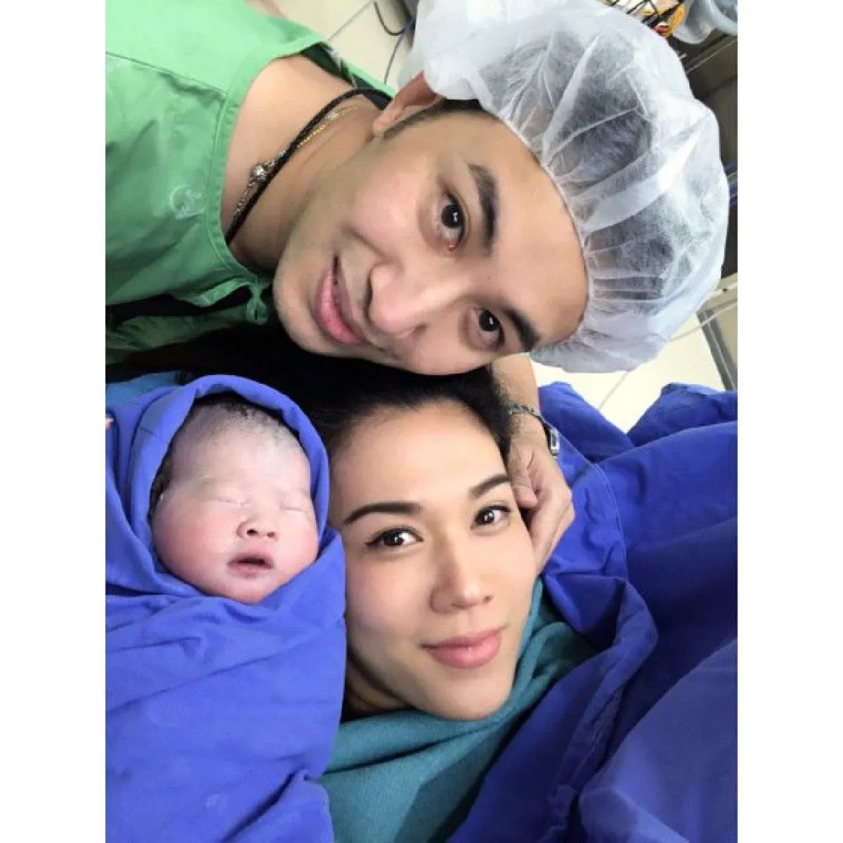 คลอดปุ๊บถ่ายปั๊บ...ช็อตประทับใจในห้องคลอดของพ่อแม่ซุปตาร์