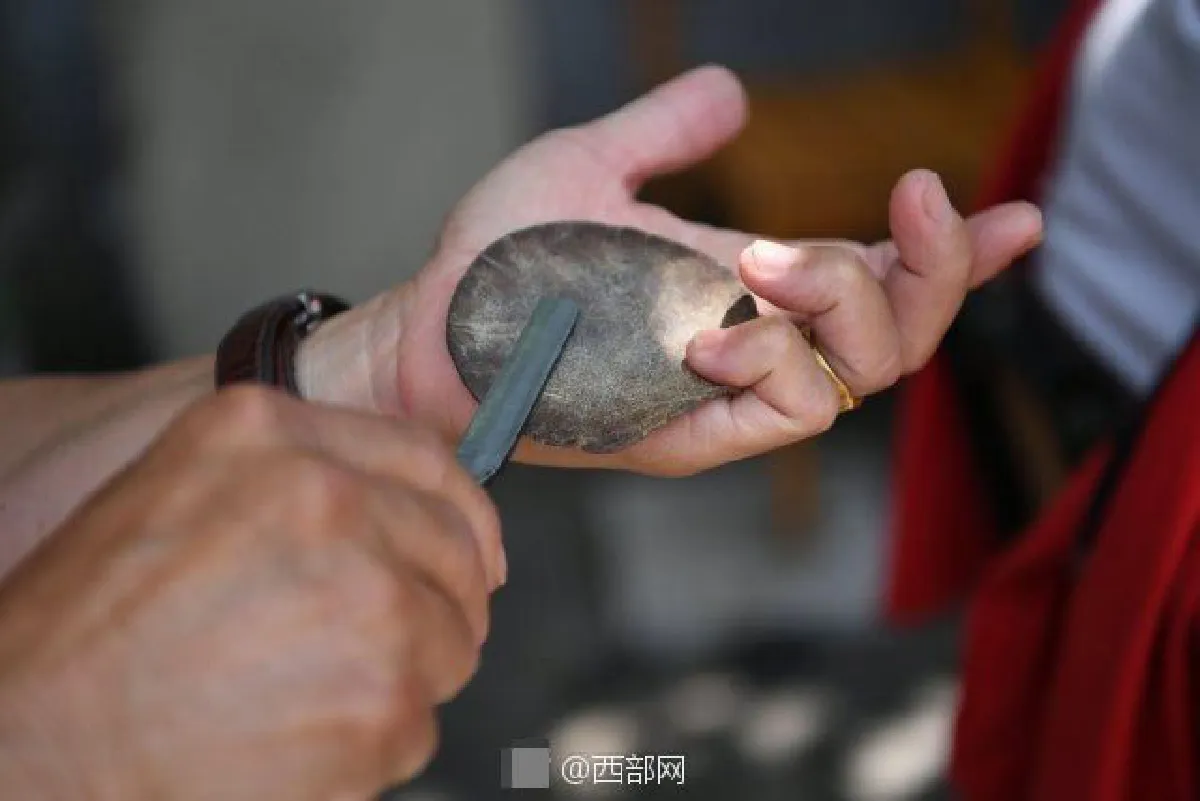 หวาดเสียว! ลุงชาวจีนใช้ “มีด” ทำความสะอาดดวงตา