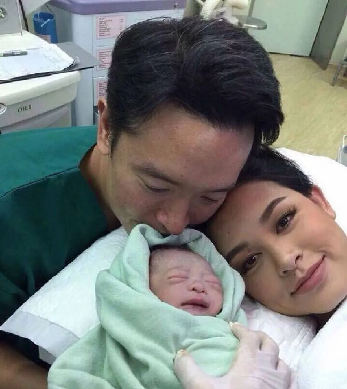 คลอดปุ๊บถ่ายปั๊บ...ช็อตประทับใจในห้องคลอดของพ่อแม่ซุปตาร์