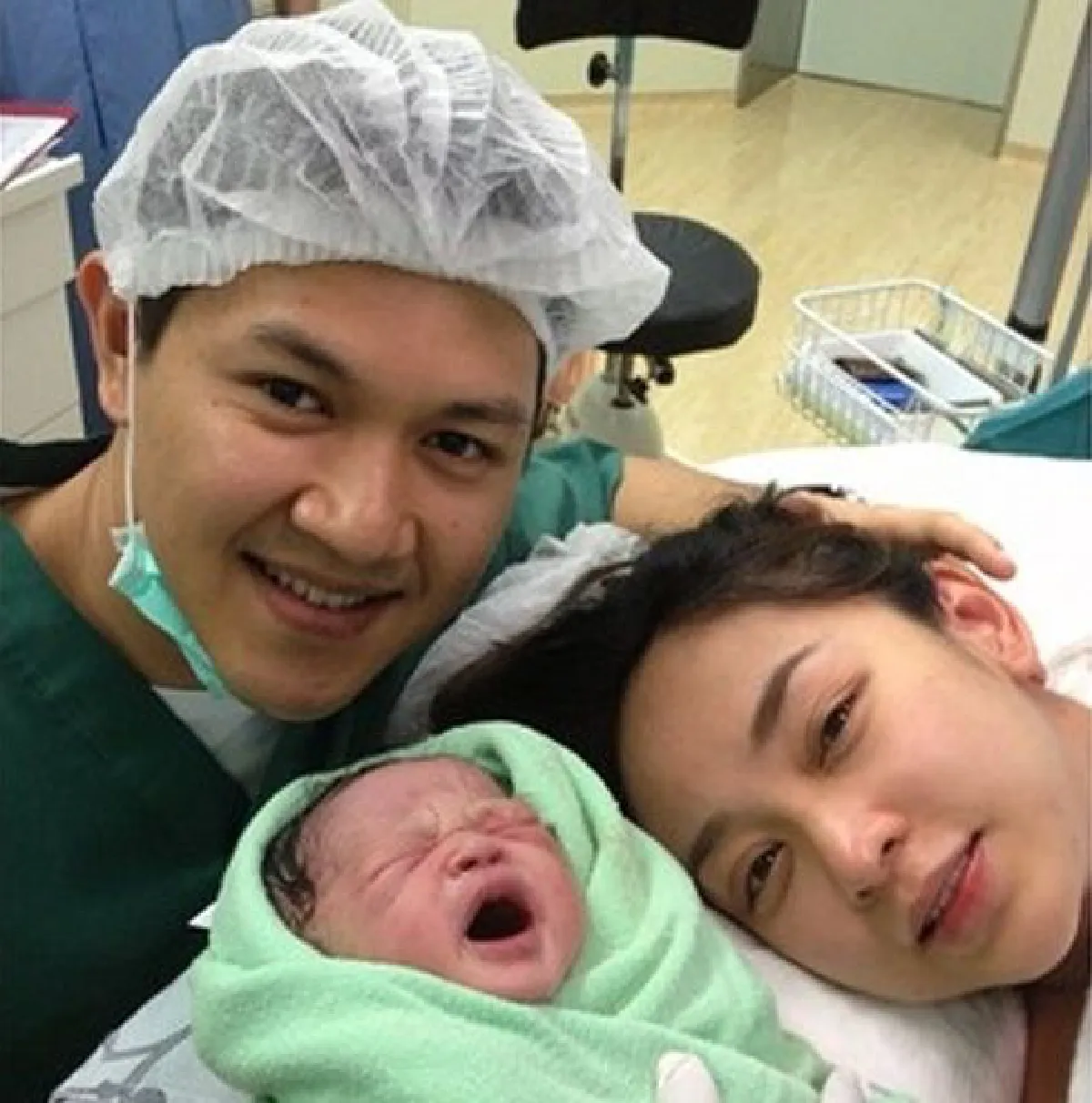 คลอดปุ๊บถ่ายปั๊บ...ช็อตประทับใจในห้องคลอดของพ่อแม่ซุปตาร์