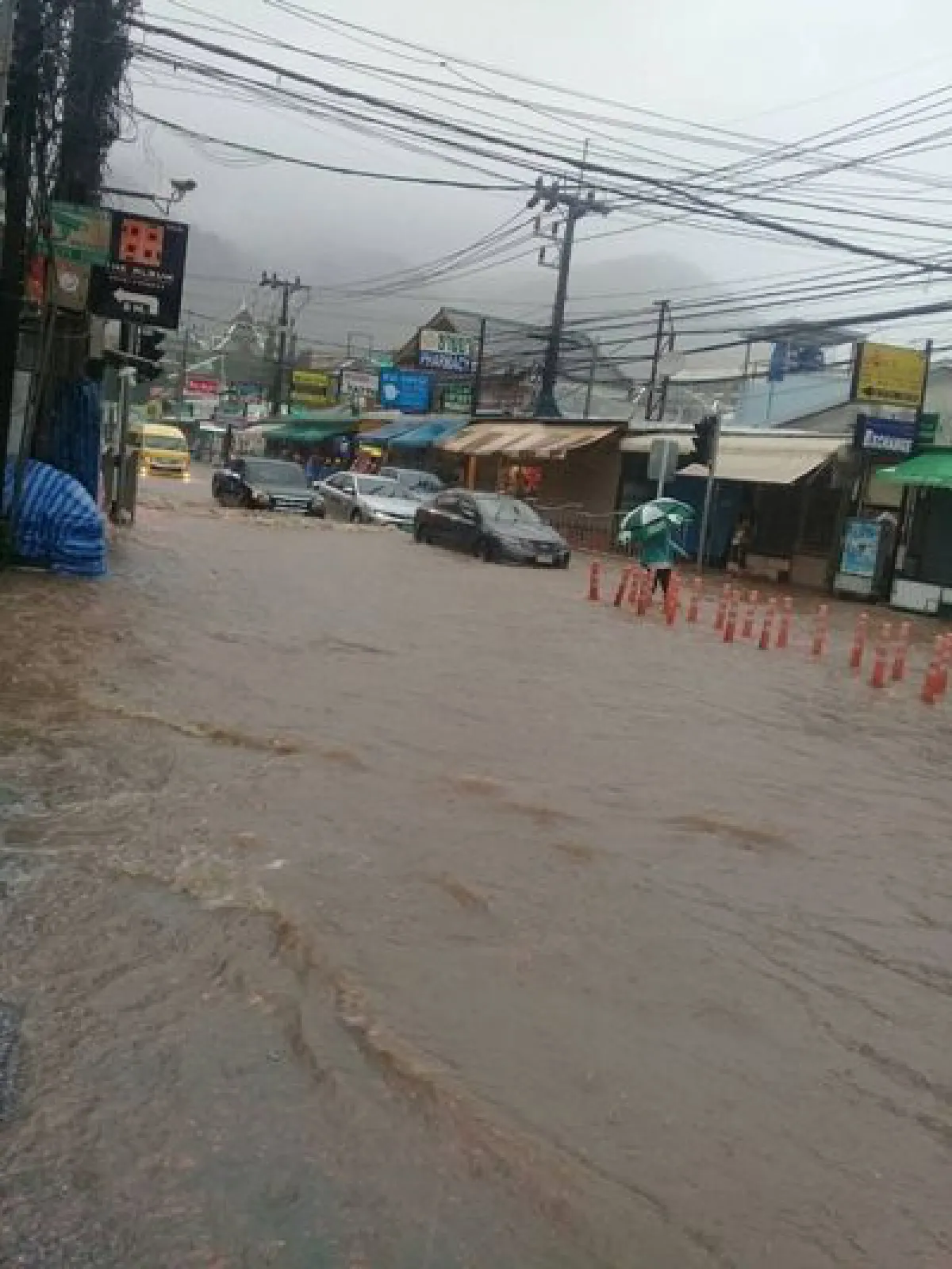 ฝนถล่มภูเก็ตดินสไลด์โรงแรมกำลังสร้างพังครืน