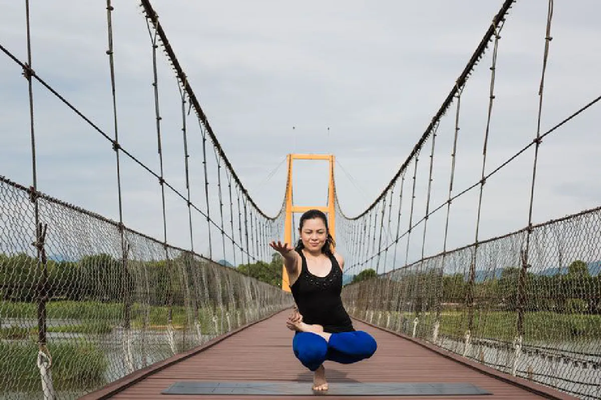 (Half Lotus Toe Balance Pose)