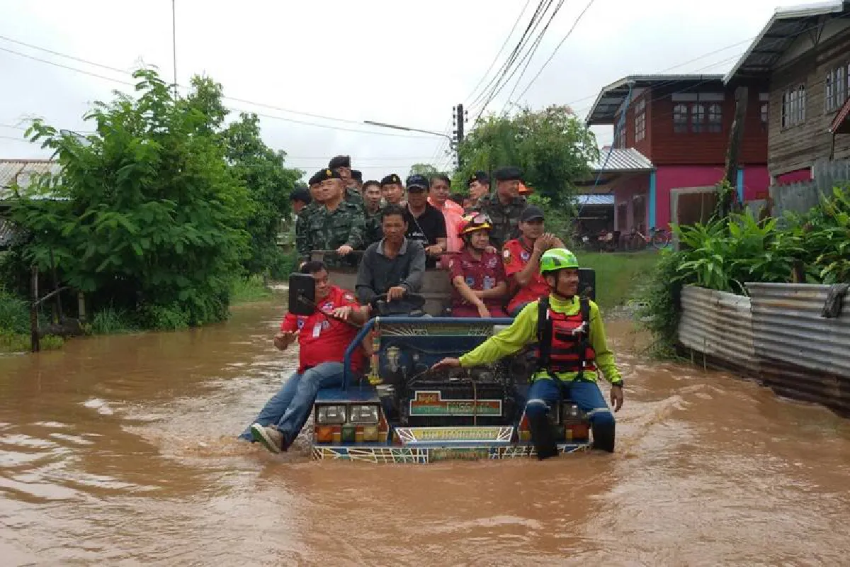 ลำน้ำเข็กล้นตลิ่งท่วมวังทองอุโบสถไม้สีขาวจมน้ำสูง1เมตร
