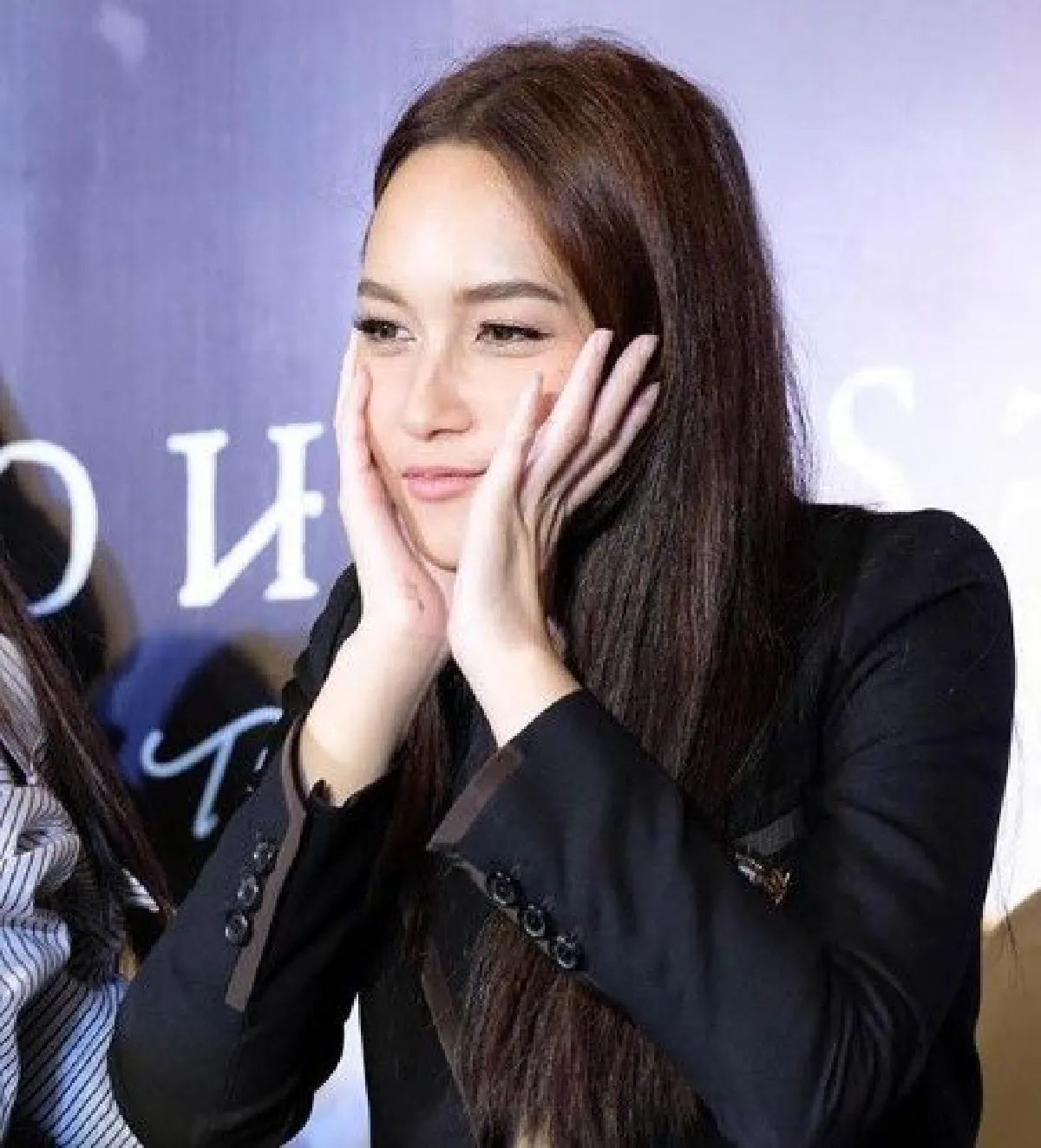 แฟนคลับกลัวโป๊! "บี น้ำทิพย์" ปลดแขนเสื้อออกเพื่อเซลฟี่กับแฟนๆ